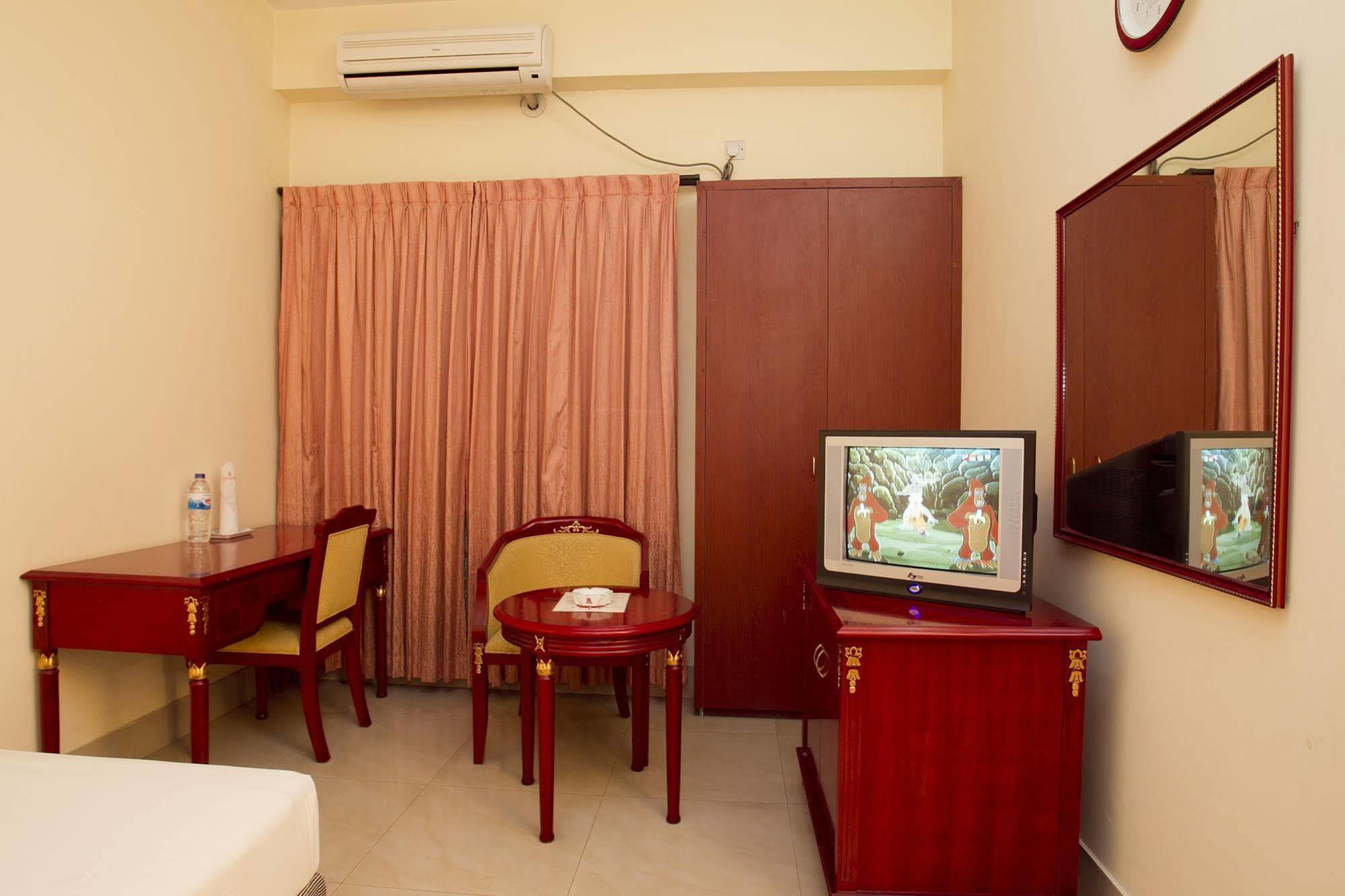 סילט Hotel Metro International מראה חיצוני תמונה