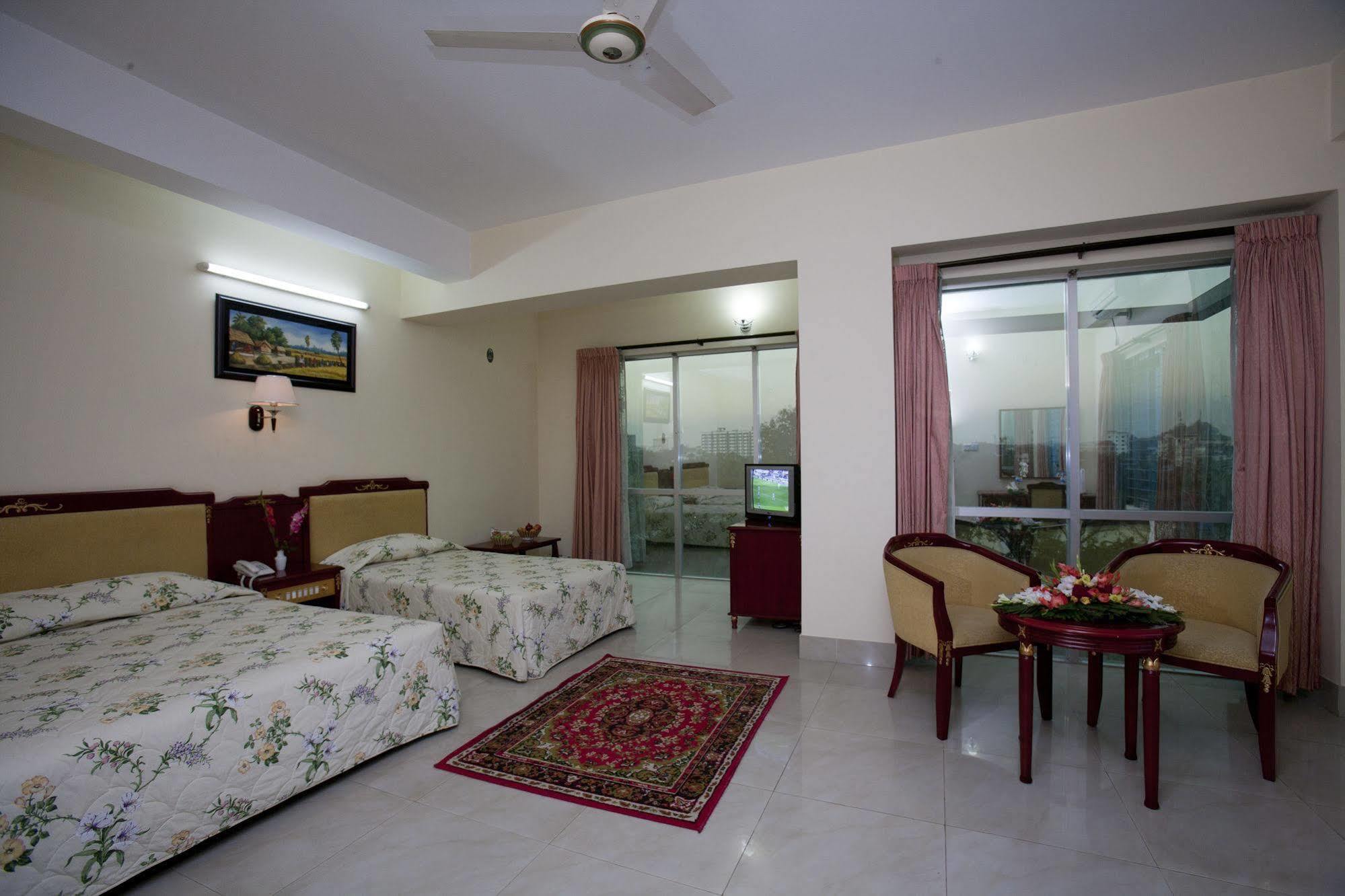 סילט Hotel Metro International מראה חיצוני תמונה